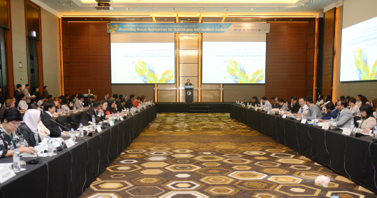 환경부와 유엔 아태경제사회위원회(UN ESCAP)이 공동으로 21~23일 서울에서 제12차 지속 가능한 발전을 위한 서울 이니셔티브 정책 포럼을 개최한다. 이번 포럼엔 아·태 지역 20여 개국 환경 관계자들이 대거 참석해 지속가능발전 목표(SDG) 이행을 위한 통합적 접근의 방법론을 논의하고 우리나라를 비롯한 각국의 정책 추진 경험을 공유한 뒤 추진 방향을 모색한다.  사진은 전병성 환경공단 이사장(연단)이 축사를 하고 있는 모습.<환경부 제공>